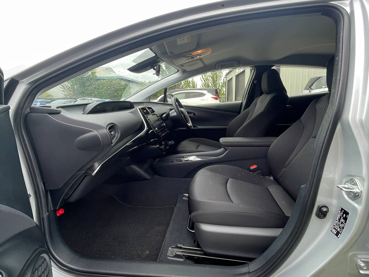 2016 Toyota Prius Alpha 1.8 Hybrid Automatic